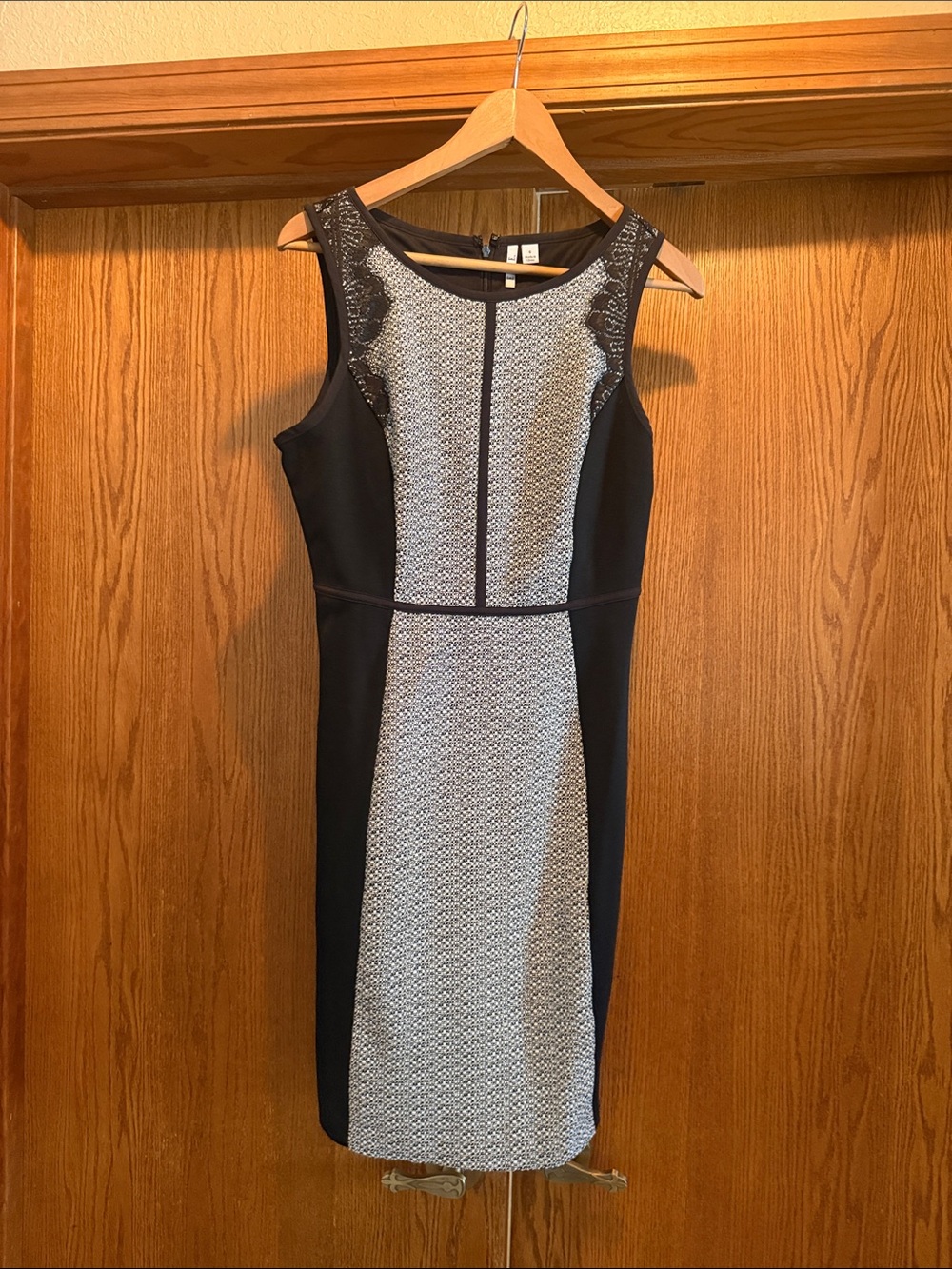 Elle Black and Light Gray Patterned Sleeveless Midi Dress